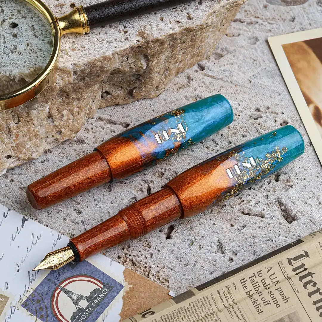 Benu Pixie Aurora Gold Füllfederhalter aus tiefem Türkis und Bronze mit Goldglitzerakzenten, handgemalt, vergoldete Schmidt-Feder und vergoldeter Clip