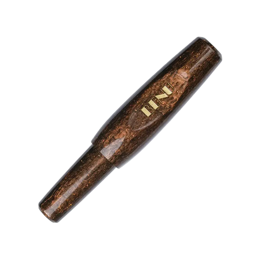 Benu Pixie Coffee Brown Füllfederhalter aus warmem kaffebraunem Resin, handgemalt, vergoldete Schmidt-Feder und vergoldeter Clip in kompaktem Miniaturformat
