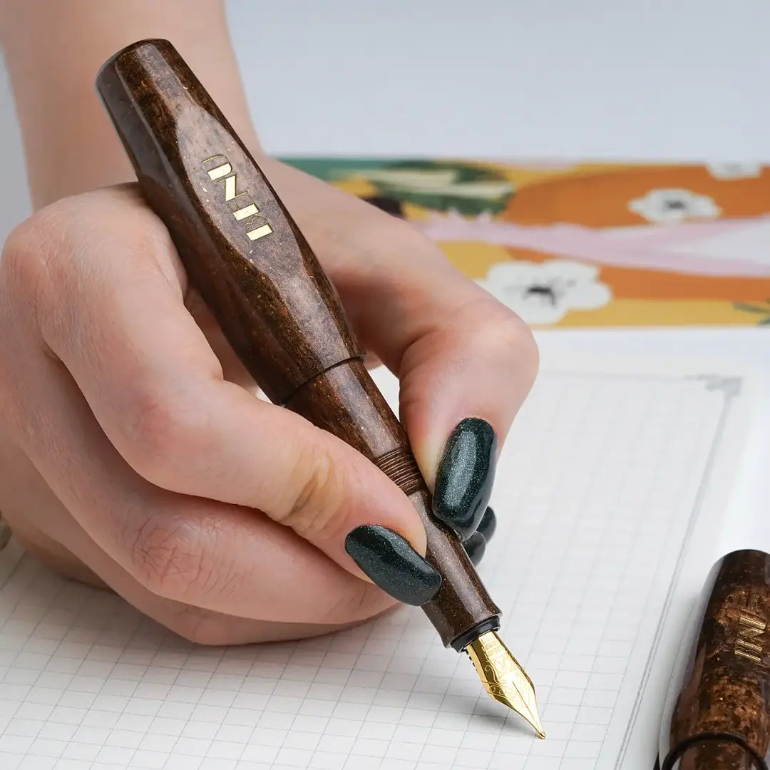 Benu Pixie Coffee Brown Füllfederhalter aus warmem kaffebraunem Resin, handgemalt, vergoldete Schmidt-Feder und vergoldeter Clip in kompaktem Miniaturformat