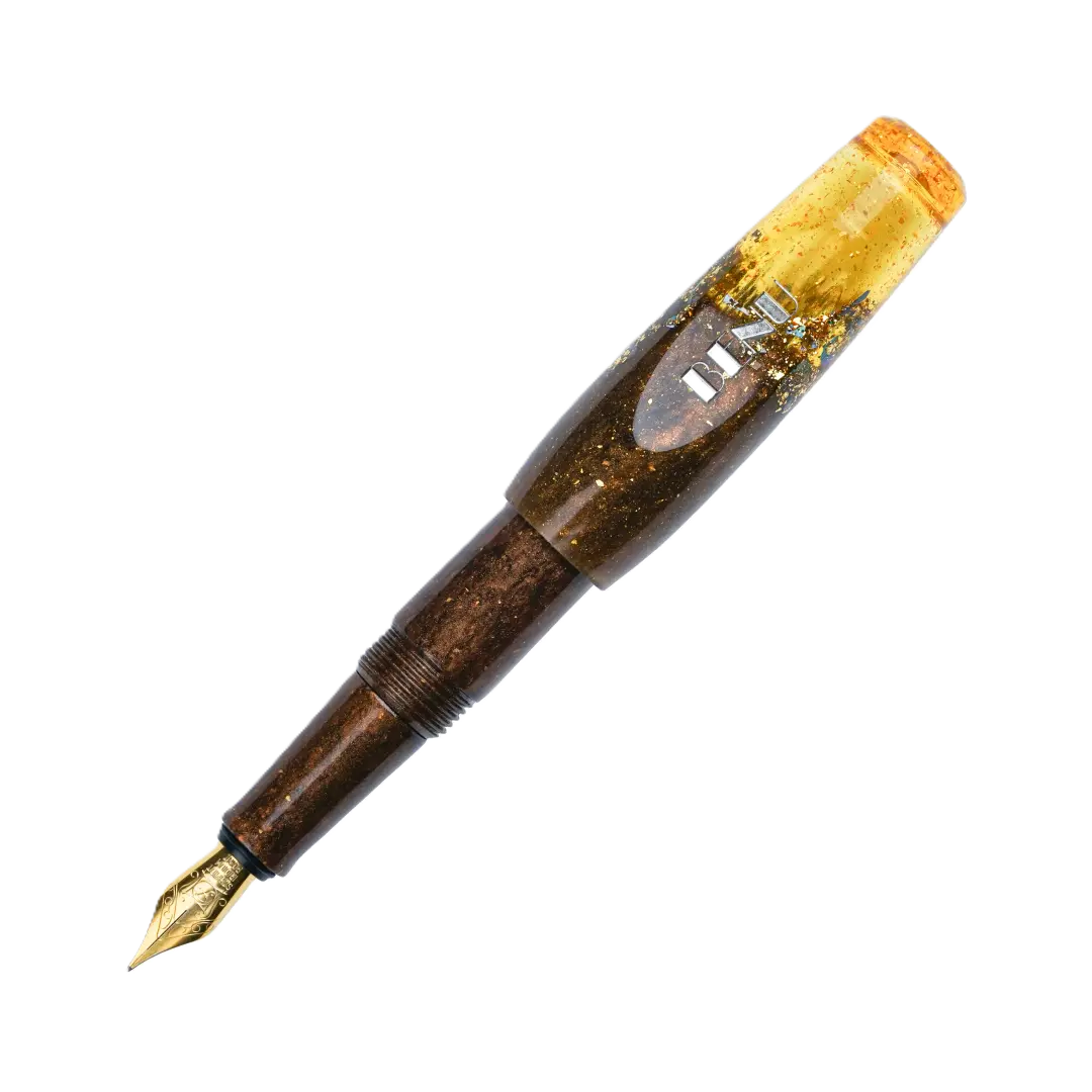Benu Pixie Honey Bronze Füllfederhalter aus bronzefarbenem und honiggelben Resin mit Goldglitzerakzenten, handgemalt, vergoldete Schmidt-Feder und vergoldeter Clip