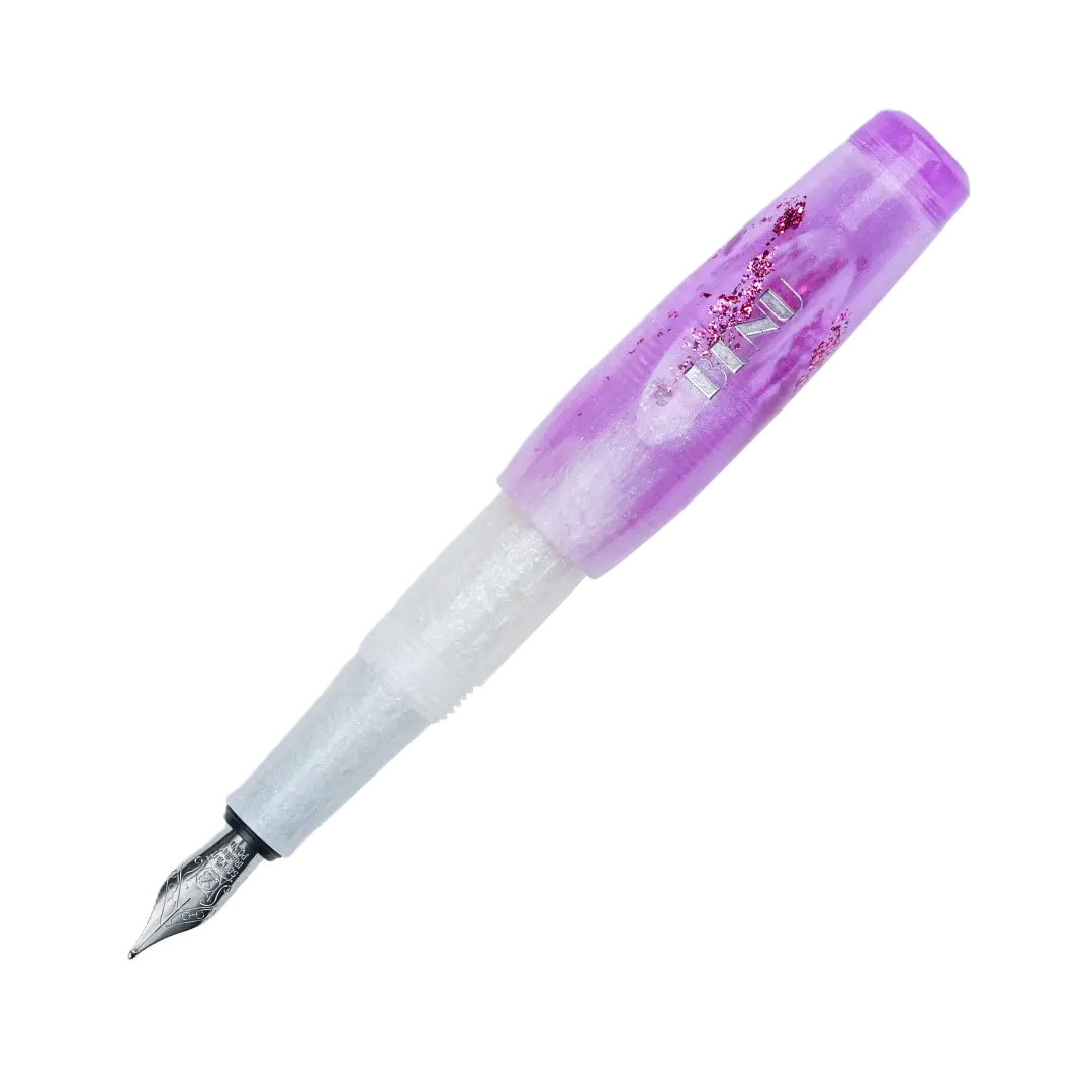 Benu Pixie Icy Violet Füllfederhalter aus frostigem Weiß und Violett mit Silberglitzerakzenten, handgemalt, vergoldete Schmidt-Feder und Edelstahlclip