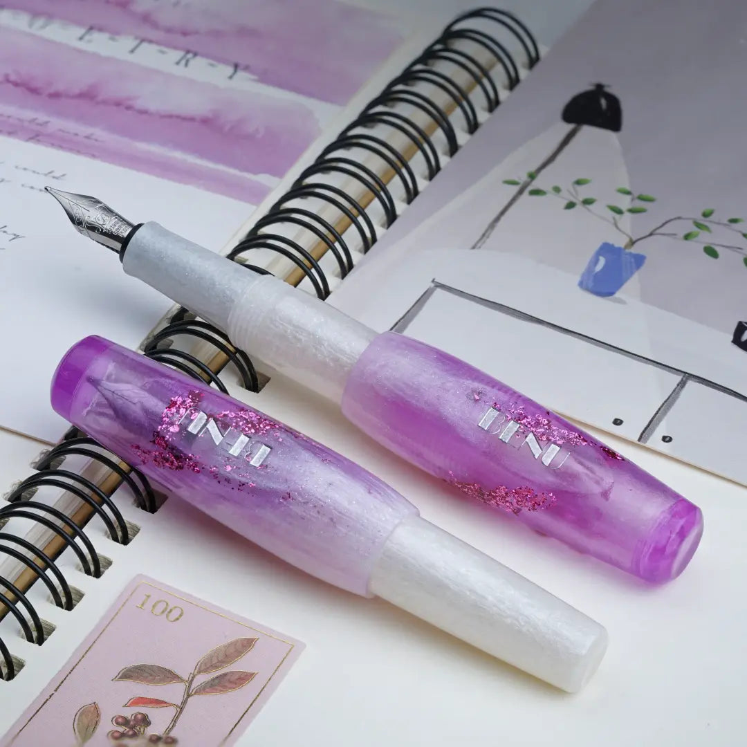 Benu Pixie Icy Violet Füllfederhalter aus frostigem Weiß und Violett mit Silberglitzerakzenten, handgemalt, vergoldete Schmidt-Feder und Edelstahlclip