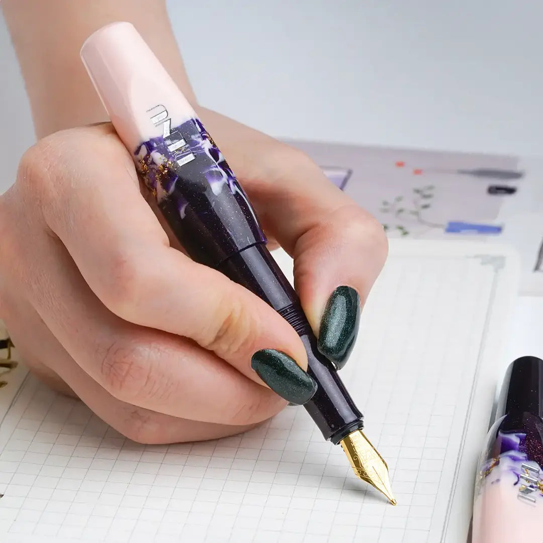 Benu Pixie Plum Cream Füllfederhalter aus pflaumenfarbenem und cremepastell Resin mit Goldglitzerakzenten, handgemalt, vergoldete Schmidt-Feder und Goldclip