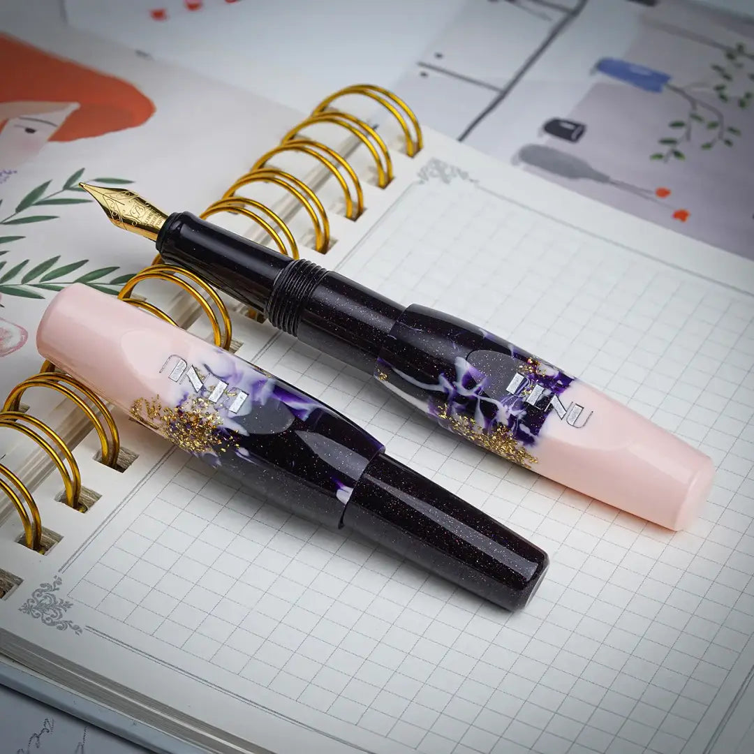 Benu Pixie Plum Cream Füllfederhalter aus pflaumenfarbenem und cremepastell Resin mit Goldglitzerakzenten, handgemalt, vergoldete Schmidt-Feder und Goldclip
