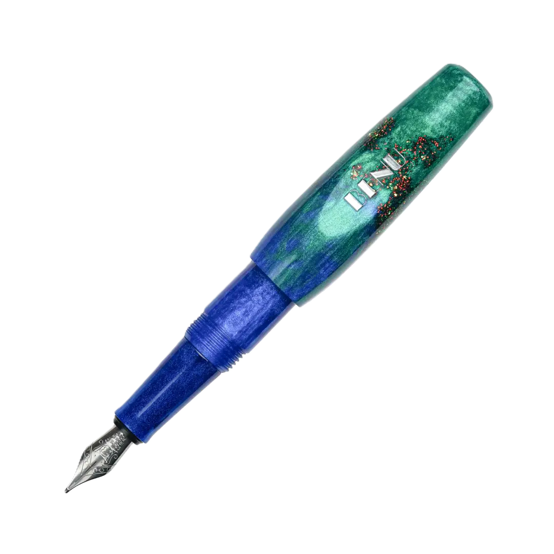 Benu Pixie Emerald Sea Füllfederhalter aus smaragdgrünem und blauem Resin mit roten Glitzerakzenten, handgemalt, vergoldete Schmidt-Feder und Edelstahlclip
