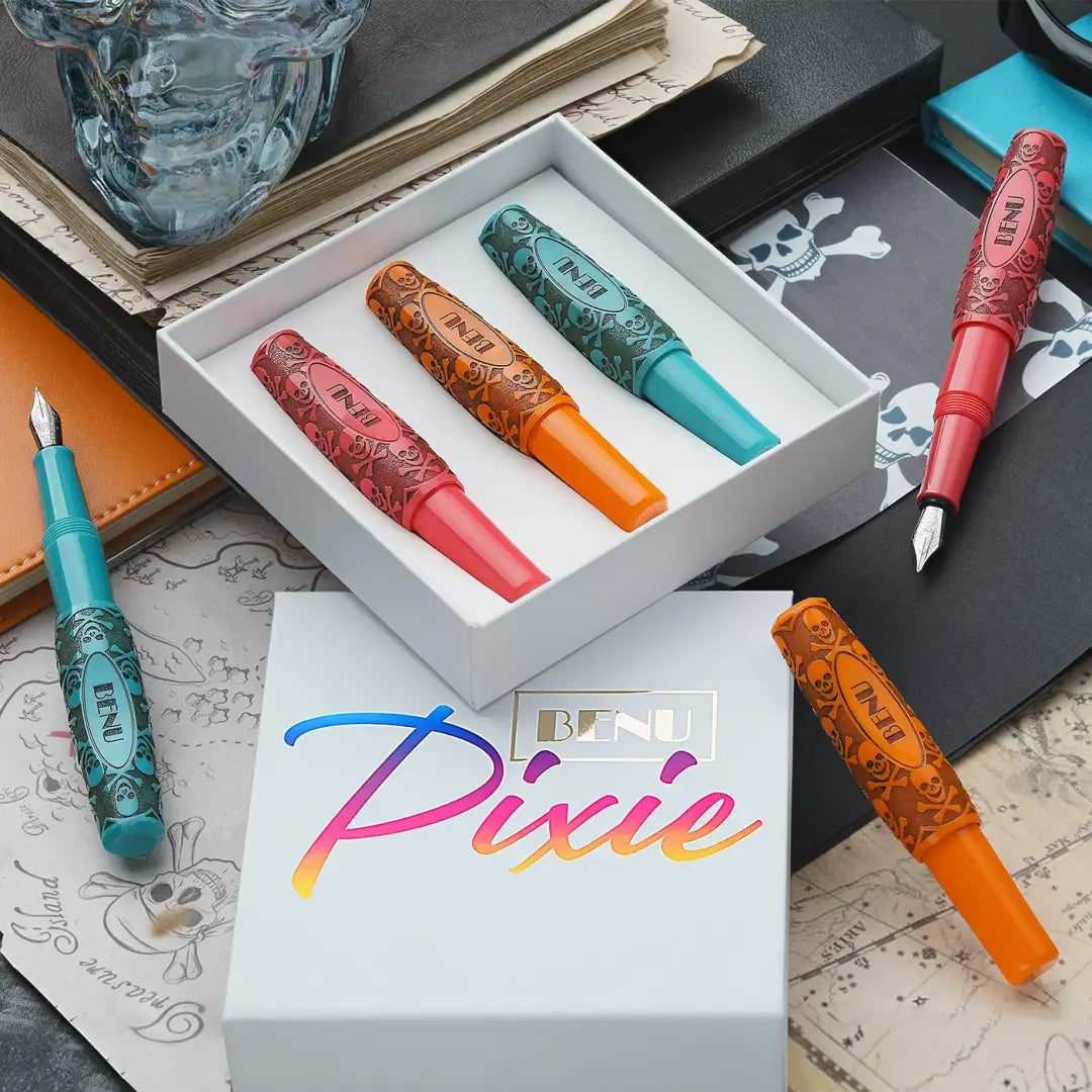 Benu Pixie Jolly Roger Vintage Füllfederhalter aus orange-pink-blauem Resin mit handaufgetragener Bitumen-Patina, antikiertem Piraten-Emblem und Schmidt-Feder