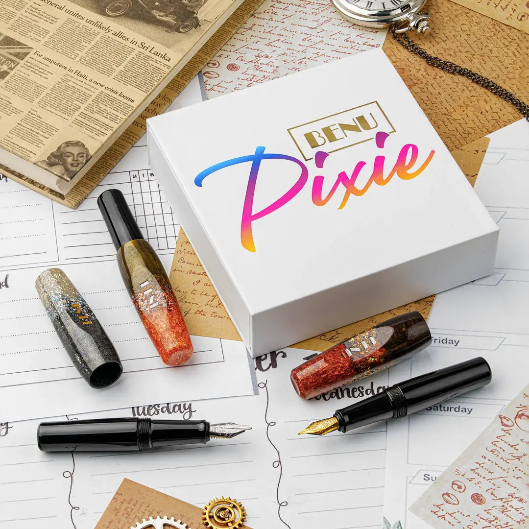 Benu Pixie Metallic Dust Füllfederhalter aus rauchschwarzem und bronzefarbenem Resin mit Gold, Kupfer und Silber Metallicglanz im kompakten Miniaturformat