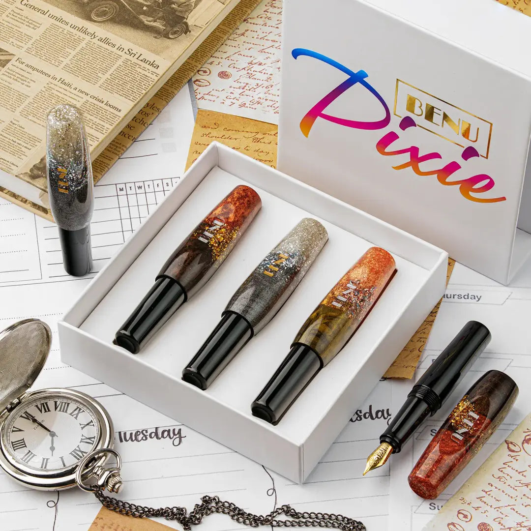 Benu Pixie Metallic Dust Füllfederhalter aus rauchschwarzem und bronzefarbenem Resin mit Gold, Kupfer und Silber Metallicglanz im kompakten Miniaturformat