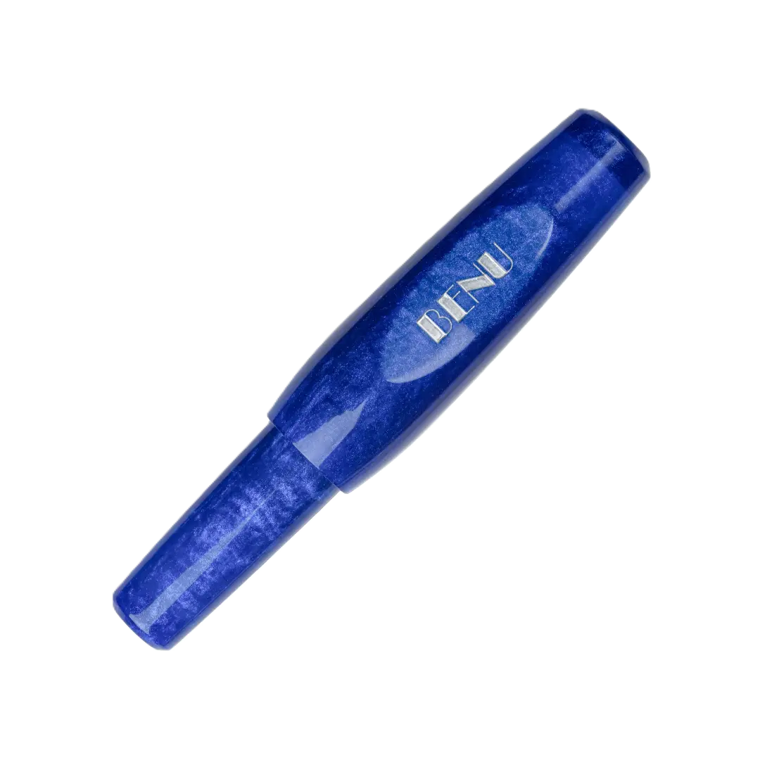 Benu Pixie Royal Blue Füllfederhalter aus königsblauem Resin, handgemalt, vergoldete Schmidt-Feder und Edelstahlclip in kompaktem Miniaturformat