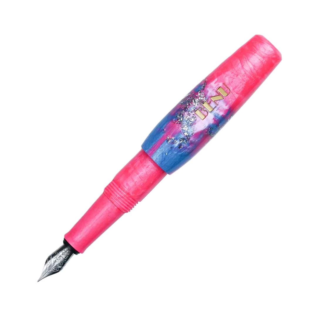 Benu Pixie Stardust Pink Füllfederhalter aus rosa-blauem Resin mit Glitzerakzenten, handgemalt, vergoldete Schmidt-Feder und Edelstahlclip