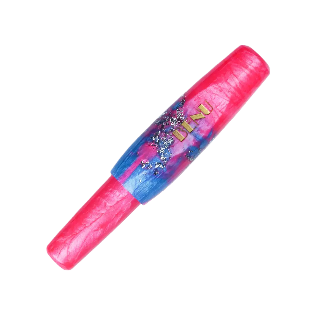 Benu Pixie Stardust Pink Füllfederhalter aus rosa-blauem Resin mit Glitzerakzenten, handgemalt, vergoldete Schmidt-Feder und Edelstahlclip