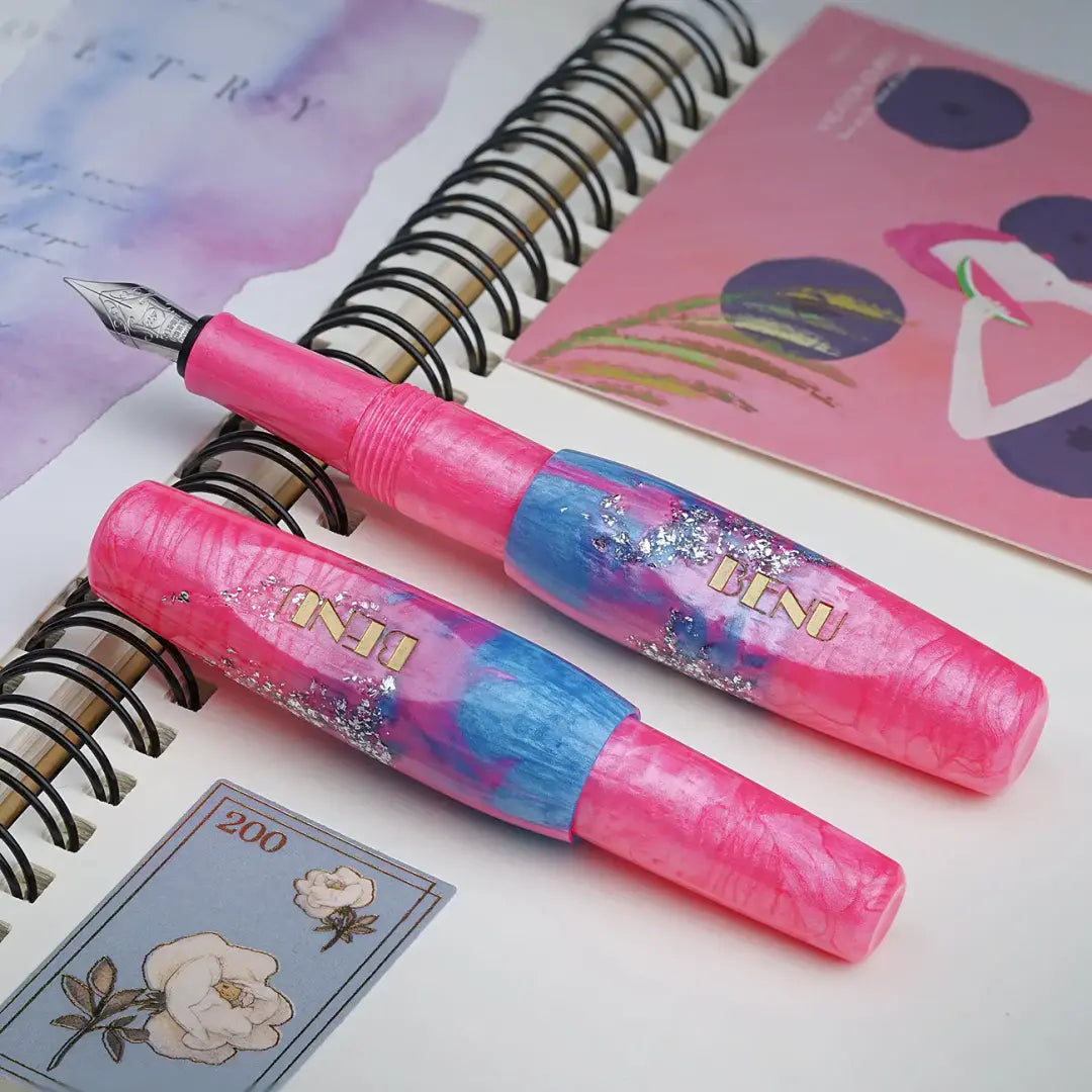 Benu Pixie Stardust Pink Füllfederhalter aus rosa-blauem Resin mit Glitzerakzenten, handgemalt, vergoldete Schmidt-Feder und Edelstahlclip