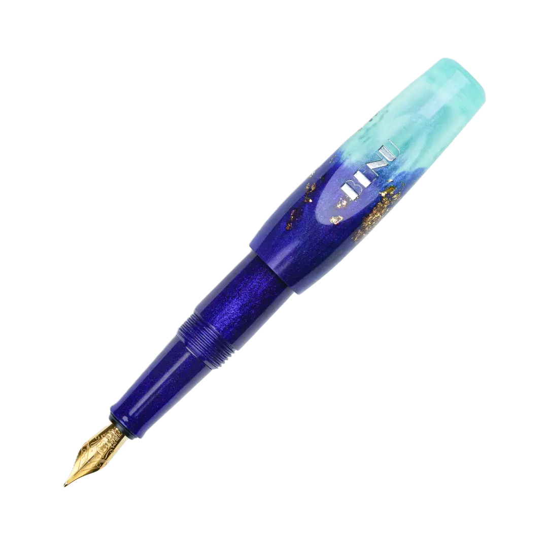 Benu Pixie Twilight Lagoon Füllfederhalter aus tiefblauem und türkisem Resin mit Goldglitzerakzenten, handgemalt, vergoldete Schmidt-Feder und vergoldeter Clip