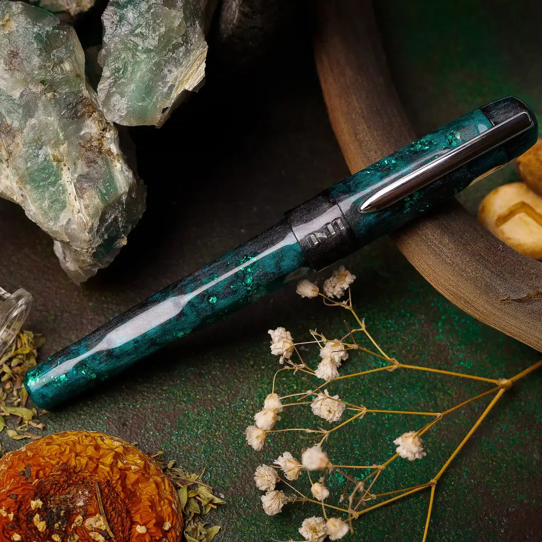 Benu Talisman Cat's Eye Füllfederhalter aus hochwertigem Resin mit Katzenauge-Quarz-Pulver, schimmernder Opaleszenz und Edelstahlclip