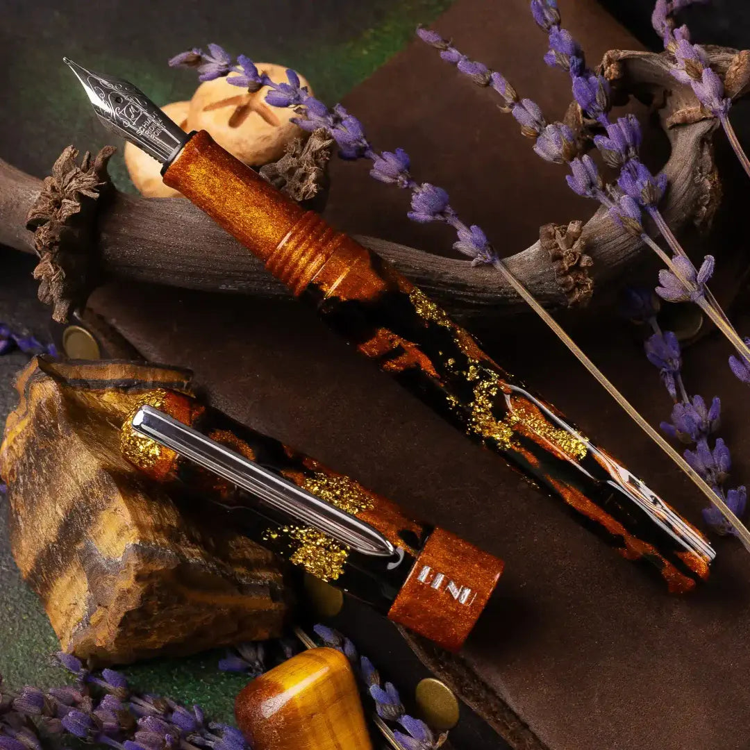 Benu Talisman Tiger's Eye Füllfederhalter aus hochwertigem Resin mit echtem Tigerauge-Quarz-Pulver, seidigen Goldbrauntönen und Edelstahlclip