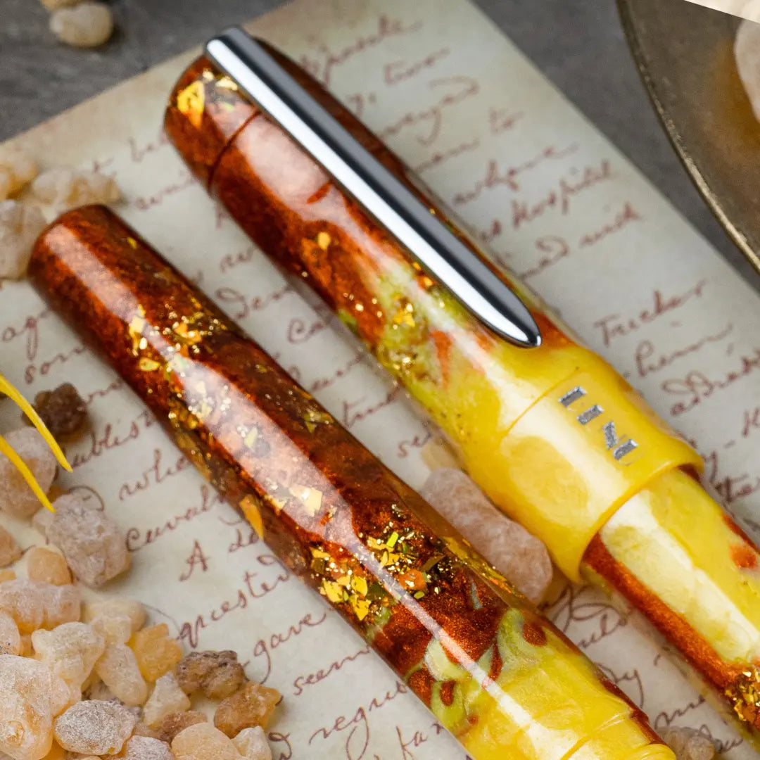 Benu Talisman Cat's Eye Füllfederhalter aus hochwertigem Resin mit Katzenauge-Quarz-Pulver, schimmernder Opaleszenz und Edelstahlclip