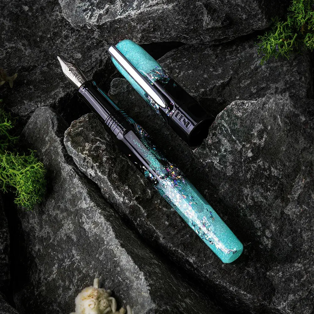 Benu Talisman Edelweiss Füllfederhalter aus hochwertigem Resin mit echten getrockneten Edelweißblüten, schneeweißen Tönen und Edelstahlclip