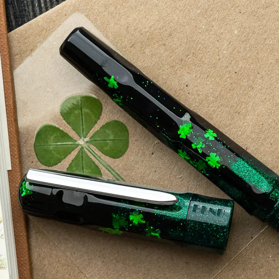 Benu Talisman Four-Leaf Clover Füllfederhalter aus hochwertigem Resin mit echtem getrockneten vierblättrigen Klee, sattgrünen Tönen und Edelstahlclip