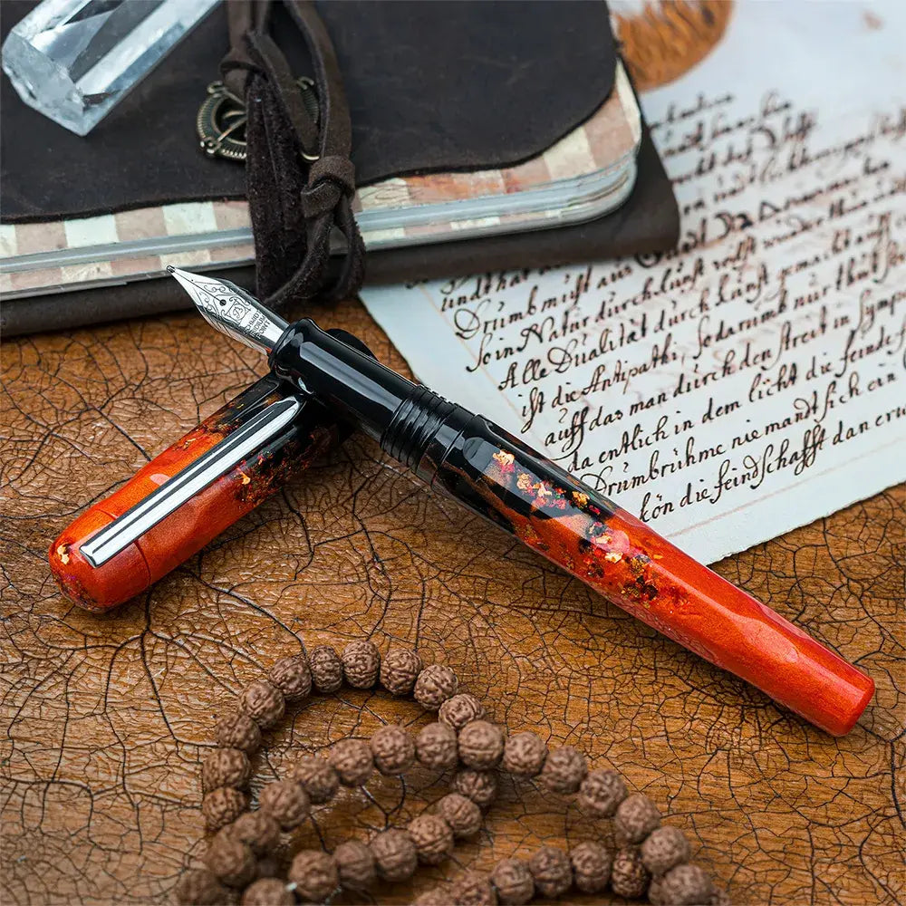 Benu Talisman Foxglove Füllfederhalter aus hochwertigem Resin mit echten getrockneten Fingerhutblüten, violetten Tönen und Edelstahlclip