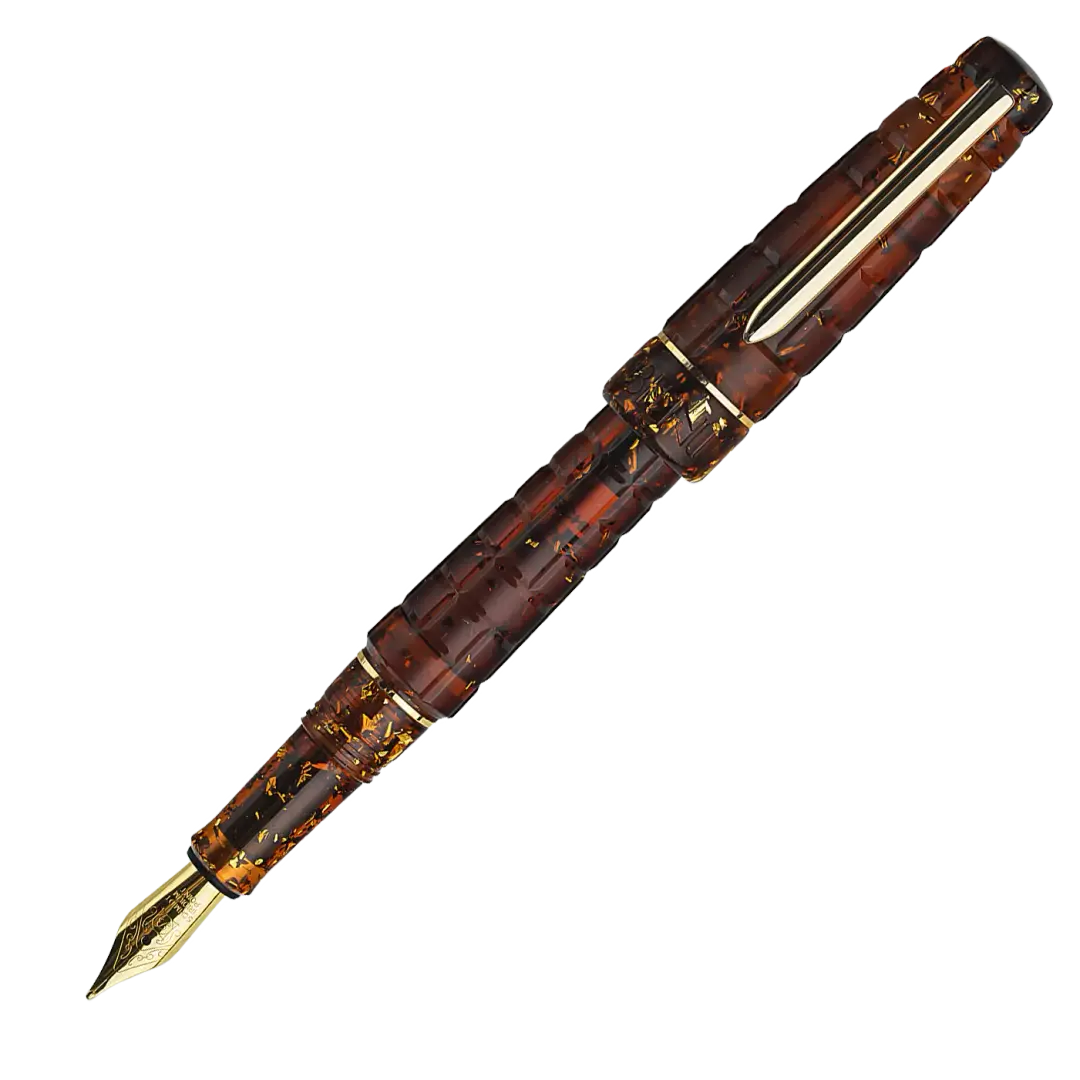 Benu Tessera Sunstone Füllfederhalter aus mattem sonnenorangen Resin mit glänzenden Innenfacetten im Mosaik-Tessera-Design und vergoldetem Clip