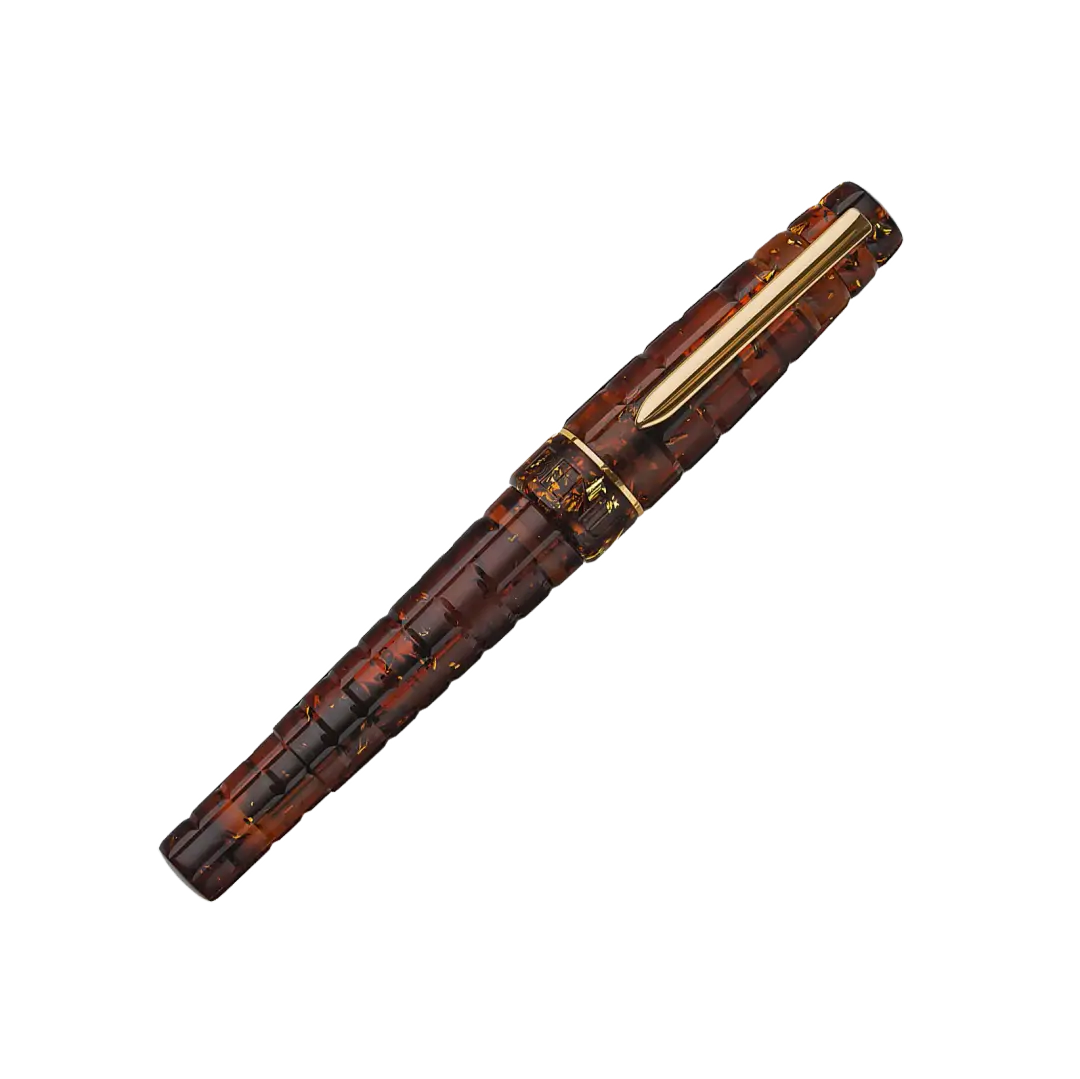 Benu Tessera Sunstone Füllfederhalter aus mattem sonnenorangen Resin mit glänzenden Innenfacetten im Mosaik-Tessera-Design und vergoldetem Clip