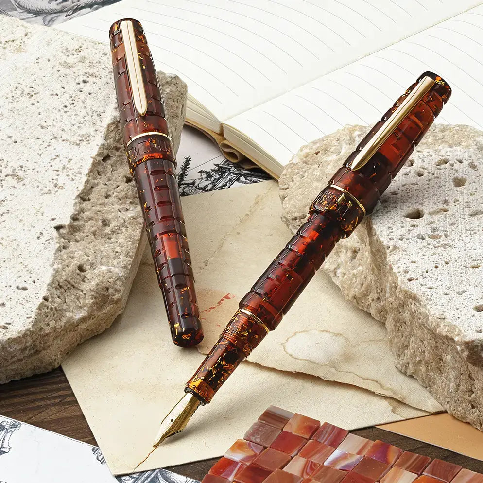 Benu Tessera Sunstone Füllfederhalter aus mattem sonnenorangen Resin mit glänzenden Innenfacetten im Mosaik-Tessera-Design und vergoldetem Clip