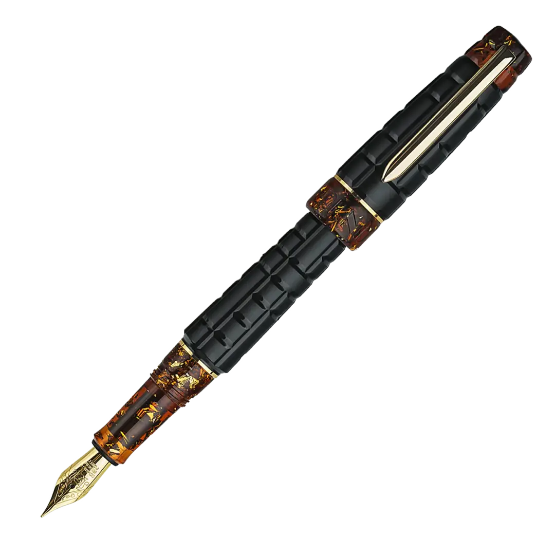 Benu Tessera Black Amber Füllfederhalter aus mattem schwarz-ambernem Resin mit glänzenden Innenfacetten im Mosaik-Tessera-Design und vergoldetem Clip