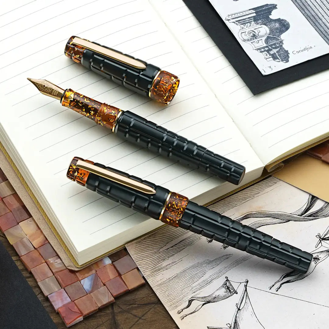 Benu Tessera Black Amber Füllfederhalter aus mattem schwarz-ambernem Resin mit glänzenden Innenfacetten im Mosaik-Tessera-Design und vergoldetem Clip