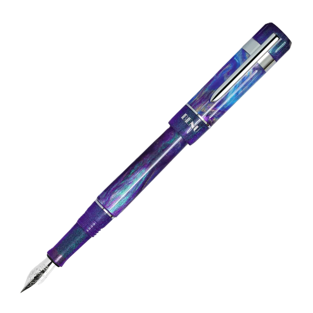 Benu Tribute Monet Füllfederhalter aus prismatischem blauem Resin mit schimmernden Lichtreflexen inspiriert von Claude Monets Malstil und Edelstahlclip