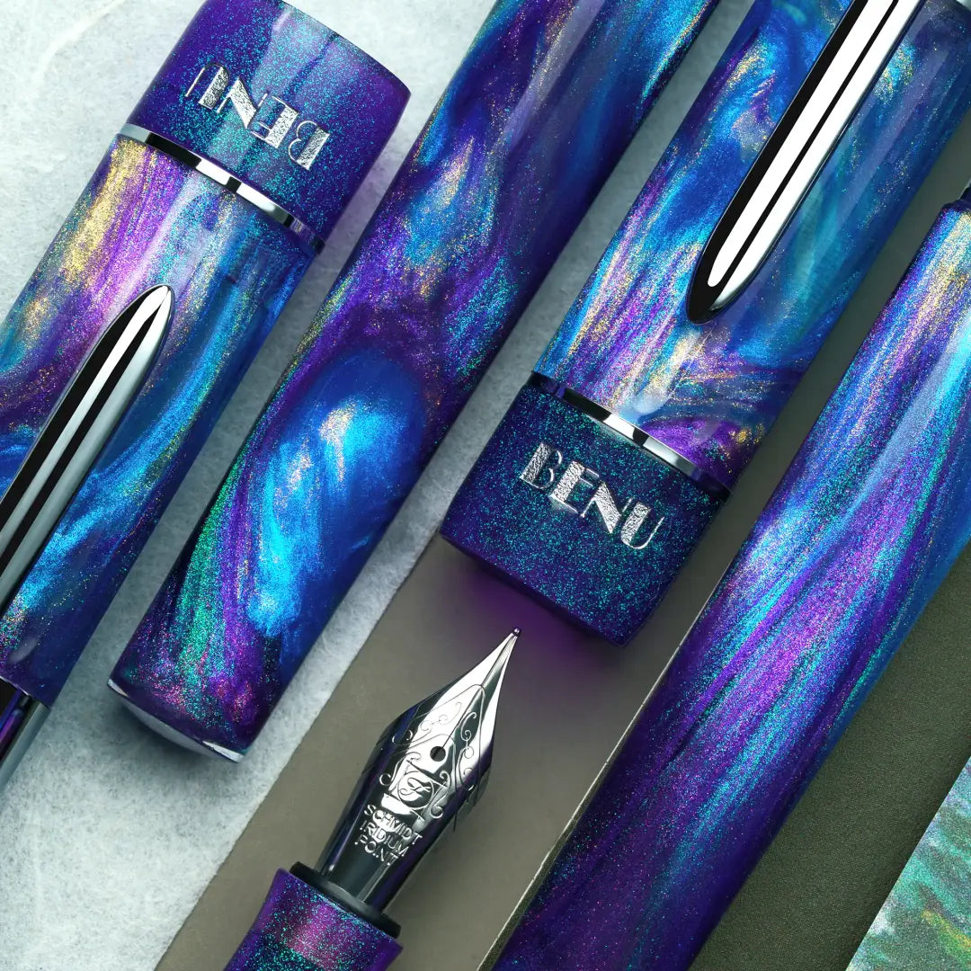 Benu Tribute Monet Füllfederhalter aus prismatischem blauem Resin mit schimmernden Lichtreflexen inspiriert von Claude Monets Malstil und Edelstahlclip