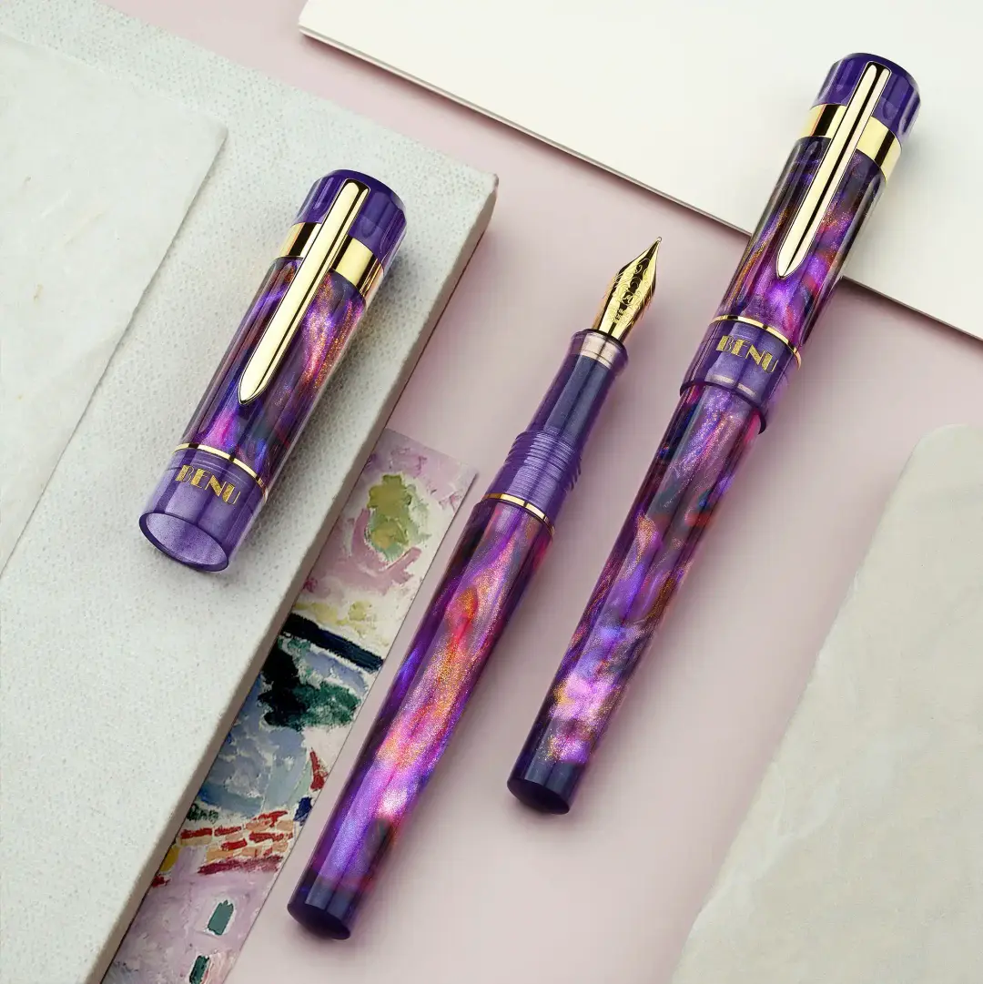 Benu Tribute Matisse Füllfederhalter aus prismatischem violettem Resin mit Fuchsia und Rosakzenten inspiriert von Henri Matisses kühner Farbpalette und vergoldetem Clip