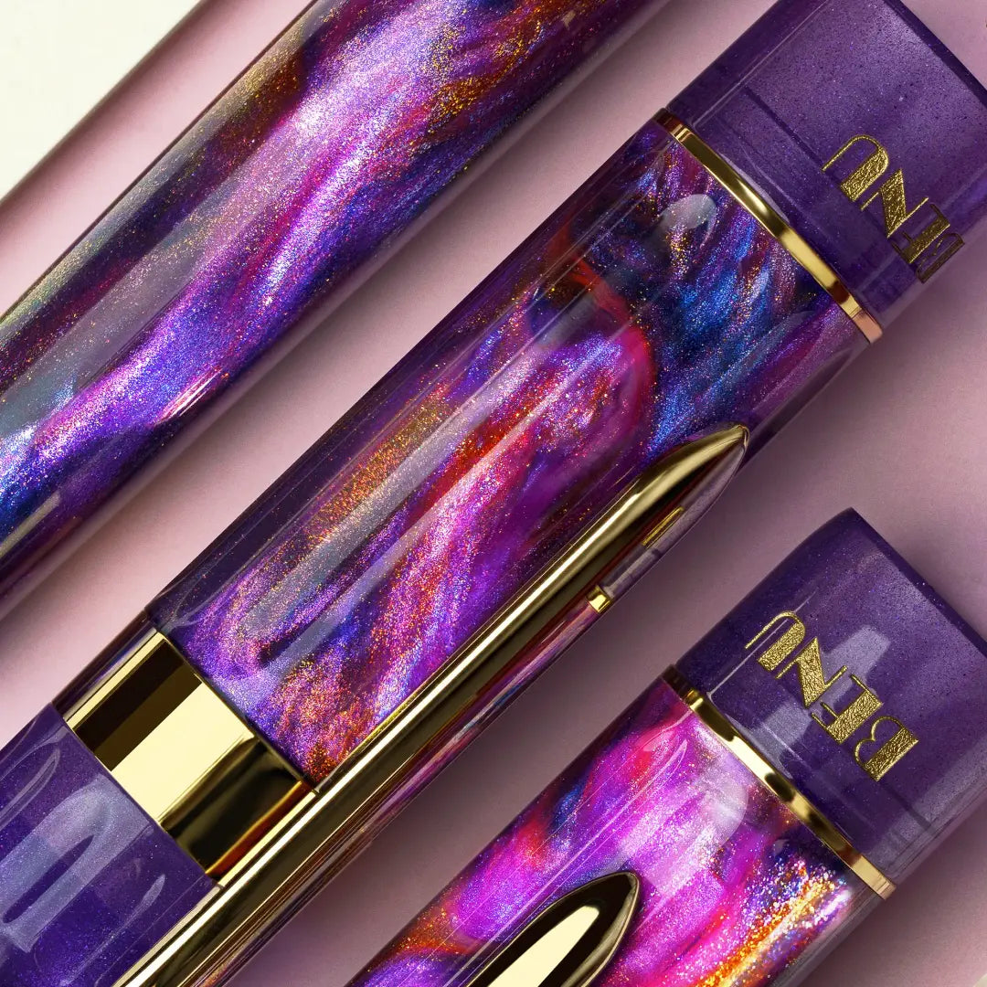 Benu Tribute Matisse Füllfederhalter aus prismatischem violettem Resin mit Fuchsia und Rosakzenten inspiriert von Henri Matisses kühner Farbpalette und vergoldetem Clip