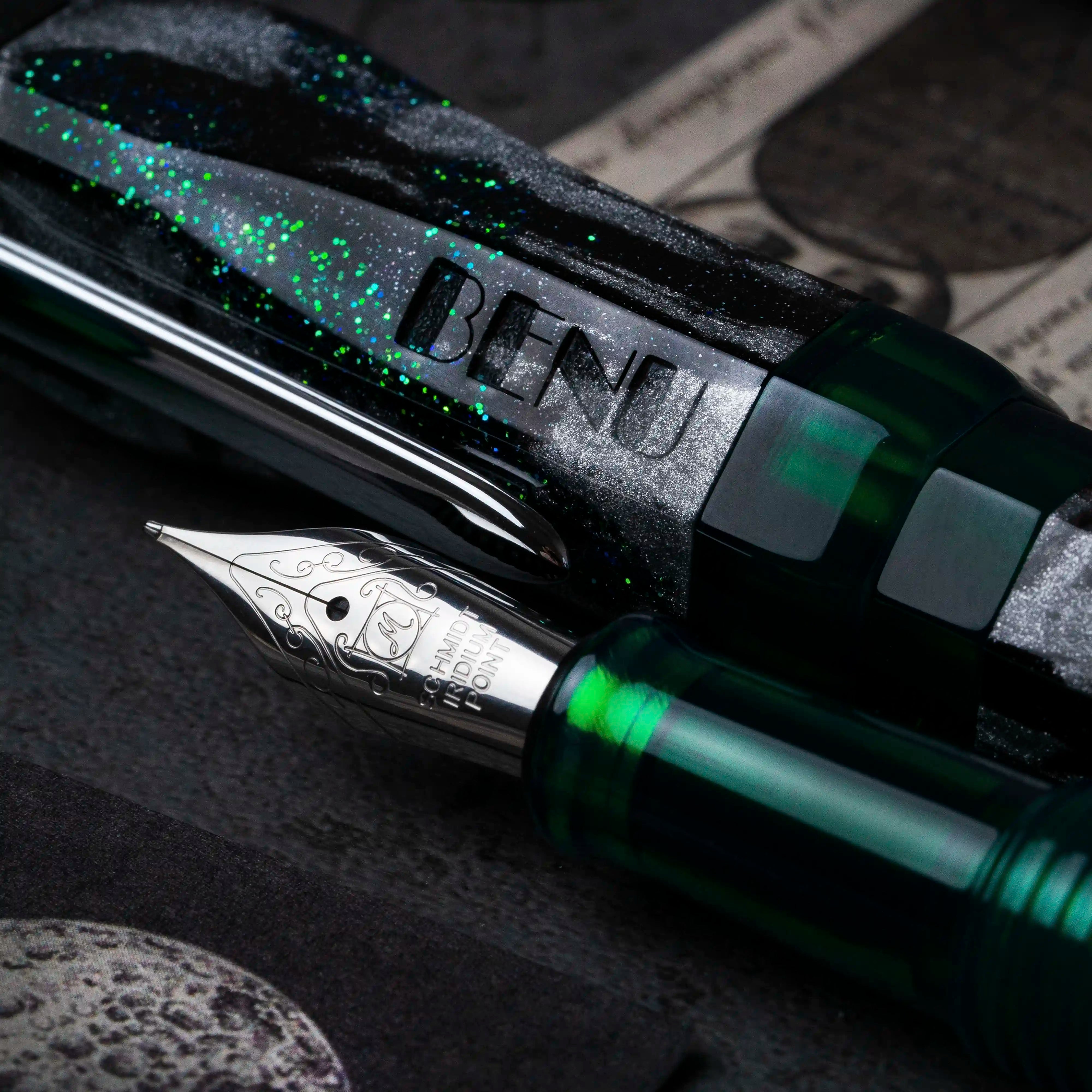 Benu AstroGem Leto Füllfederhalter aus graphitfarbenem Resin mit Perlgrau und grün-blauem Glitzereffekt und Edelstahlclip