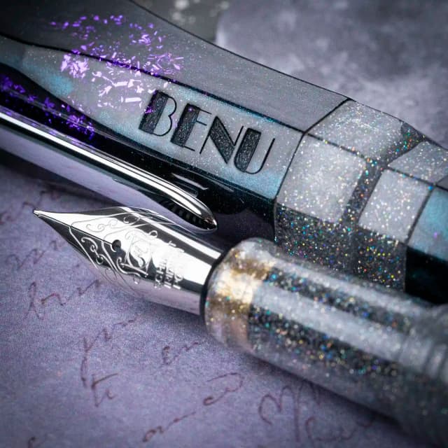 Benu AstroGem Klio Füllfederhalter aus staubgrünem Resin mit Graphit und lila Glitzerpartikeln und Edelstahlclip