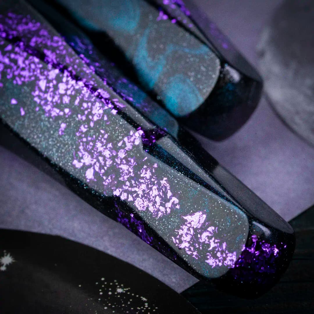 Benu AstroGem Klio Füllfederhalter aus staubgrünem Resin mit Graphit und lila Glitzerpartikeln und Edelstahlclip