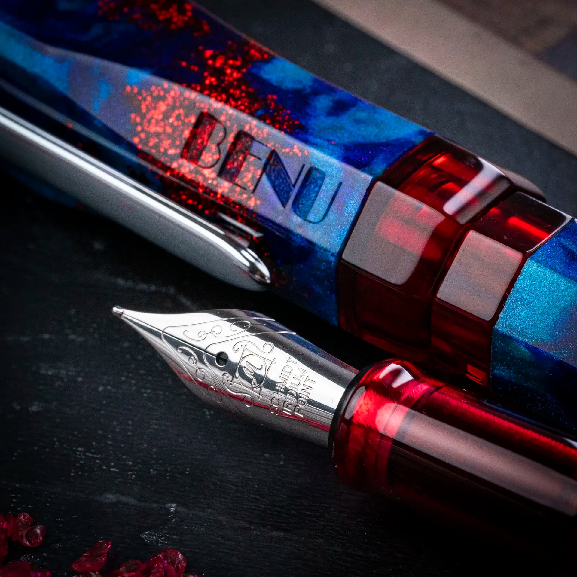 Benu AstroGem Apollo Füllfederhalter aus blau-lila Resin mit roten Glitzerpartikeln und Edelstahlclip