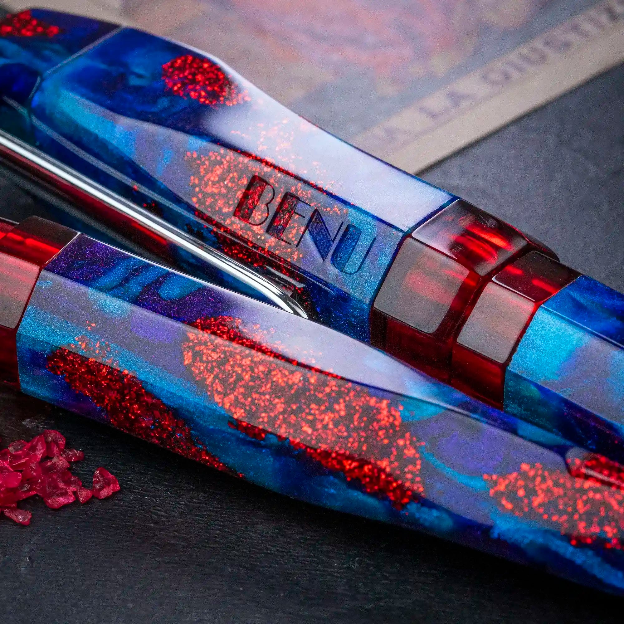 Benu AstroGem Apollo Füllfederhalter aus blau-lila Resin mit roten Glitzerpartikeln und Edelstahlclip