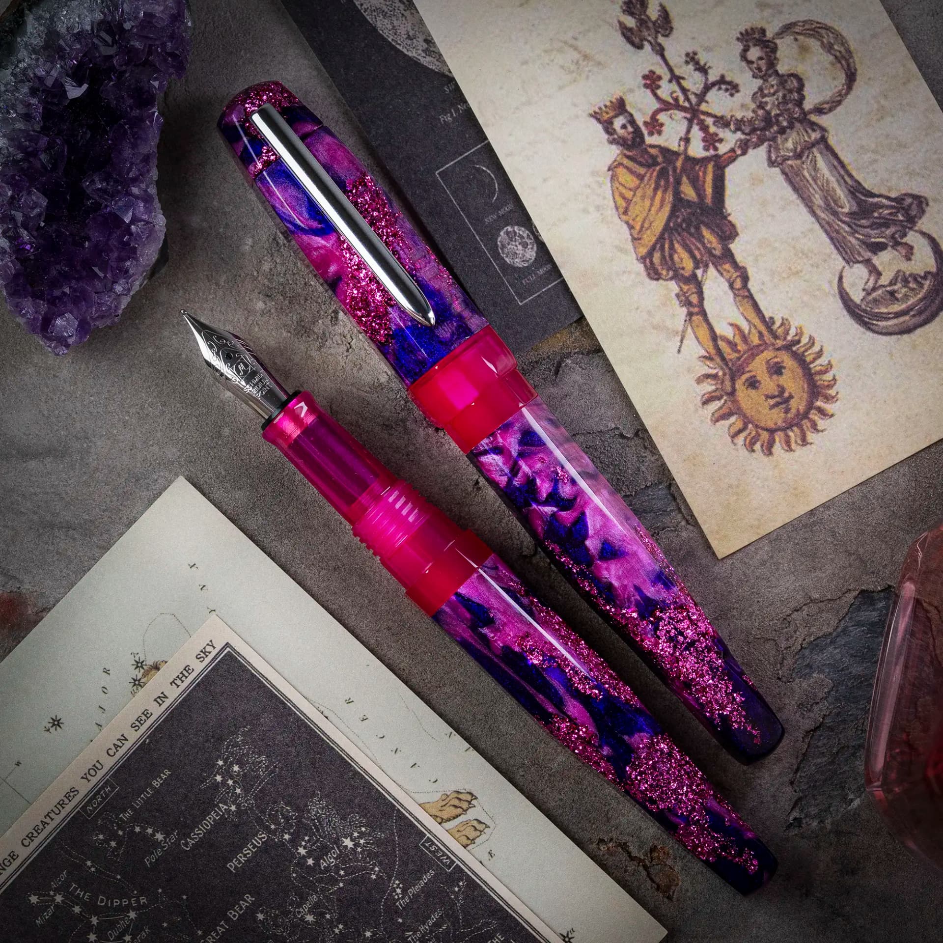 Benu AstroGem Juno Füllfederhalter aus dunkelviolettem Resin mit Pink-Glitzereffekt und Edelstahlclip