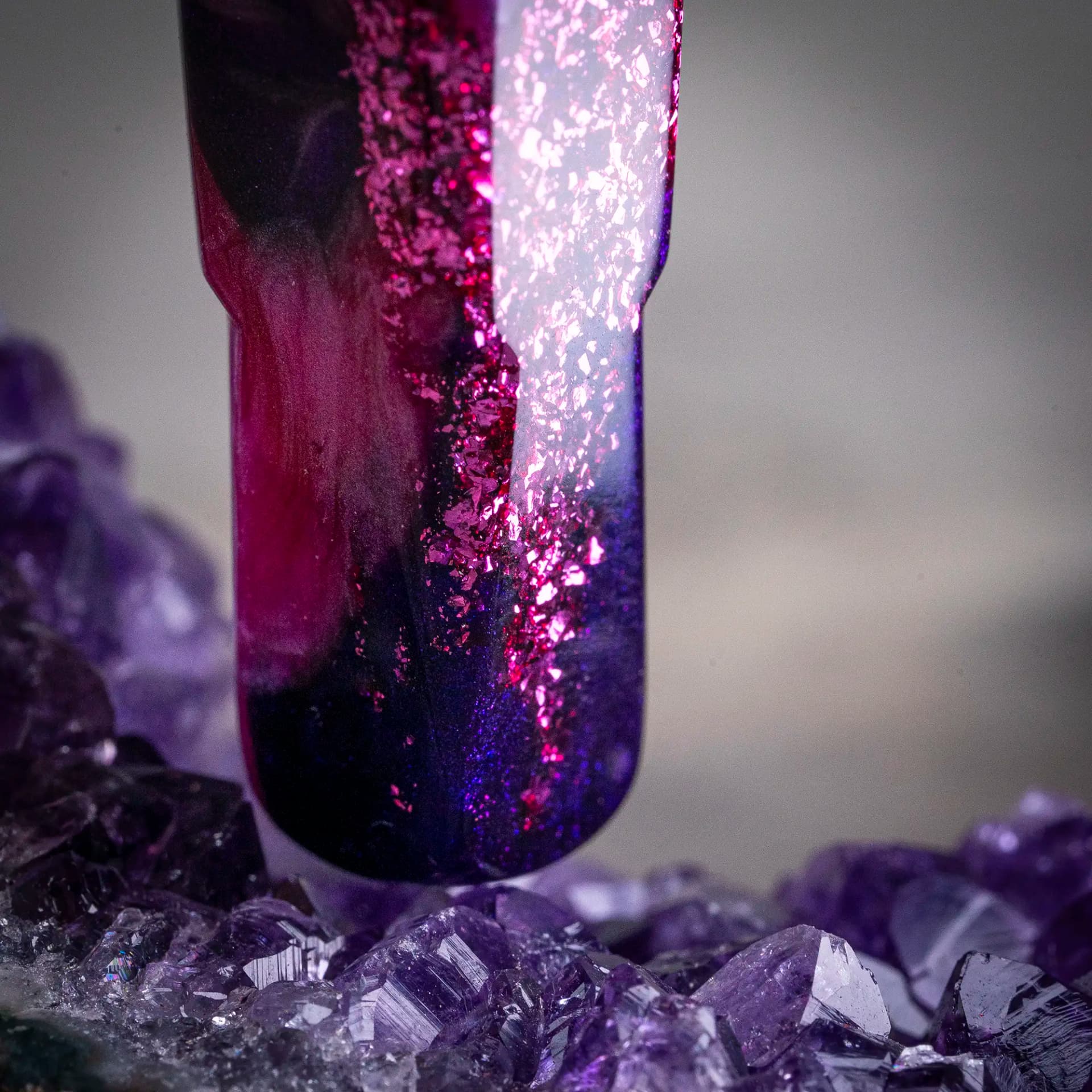 Benu AstroGem Juno Füllfederhalter aus dunkelviolettem Resin mit Pink-Glitzereffekt und Edelstahlclip