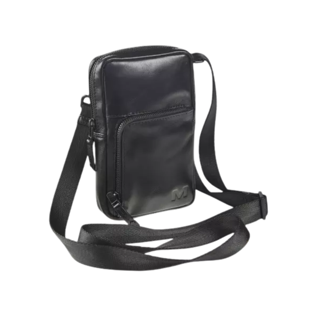 Maverick All Black Leder Umhängetasche mit abnehmbarem Schulterriemen und internem Organizer.