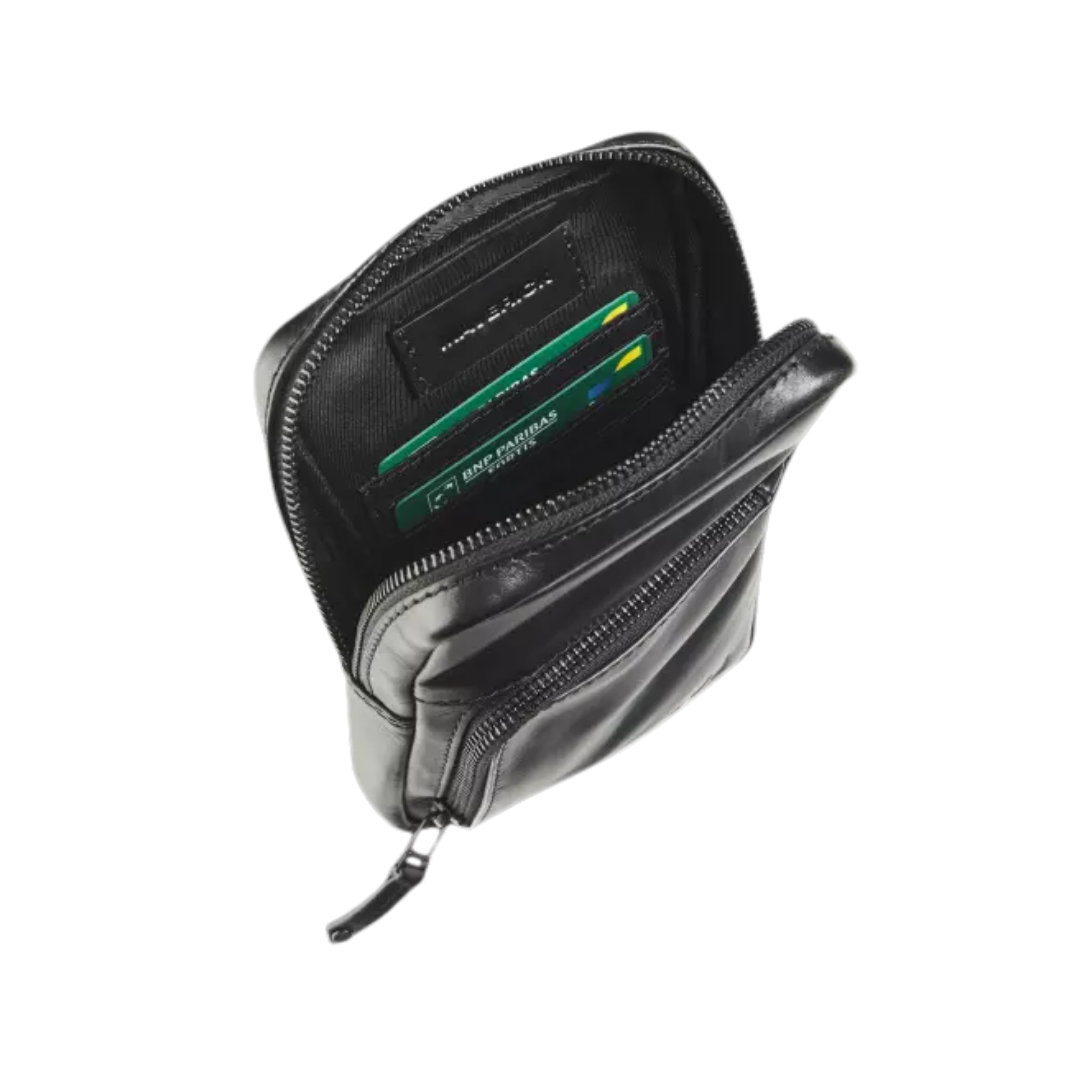 Schwarze Umhängetasche aus pflanzlich gegerbtem Rindsleder von Maverick All Black – kompakt und funktional.