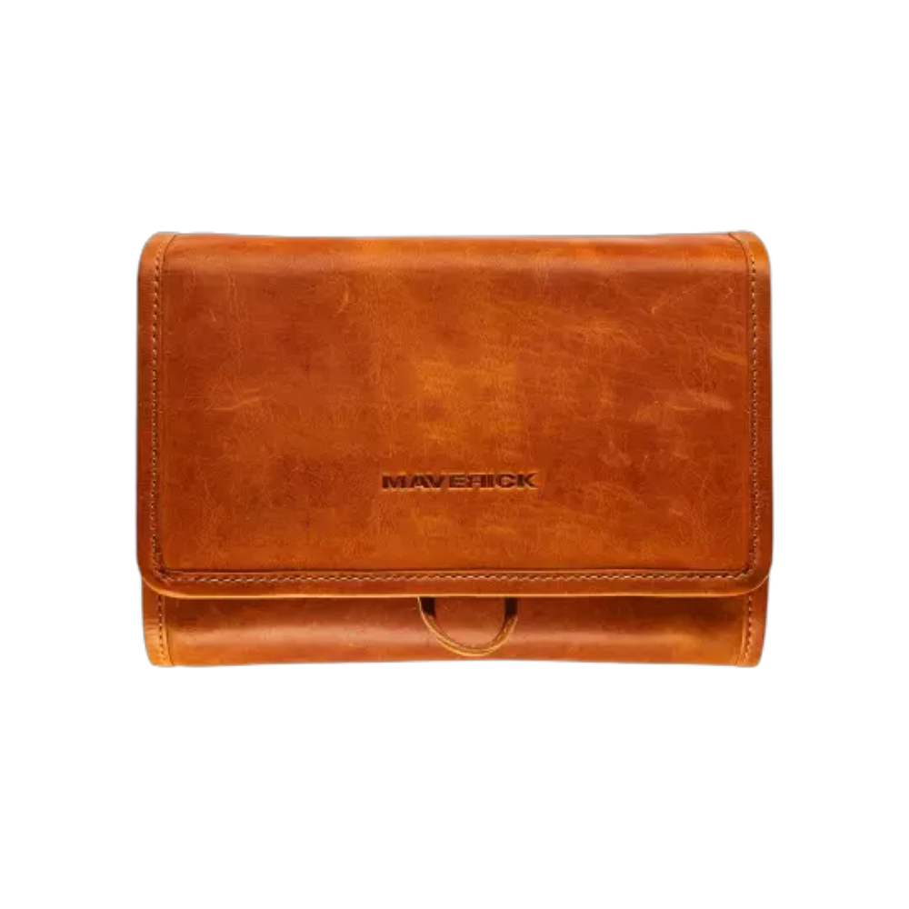 Maverick New Men Leather Hangable Toilet Tasche in cognac with solid loop and closed zipper.