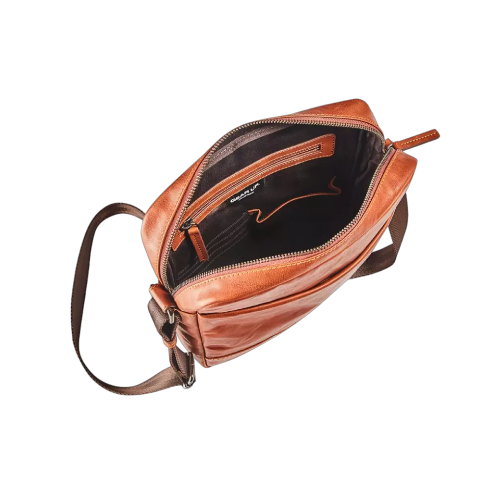 "Maverick Leder-Umhängetasche, braunes Leder, geöffnet mit Innenansicht"