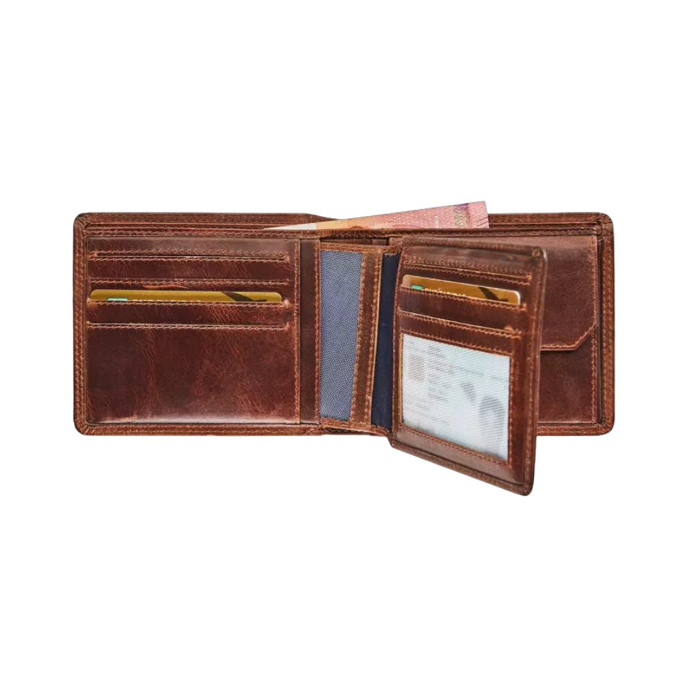 "Maverick Leder-Geldbörse geöffnet, mit Ausweisfach und mehreren Kreditkarten sichtbar"