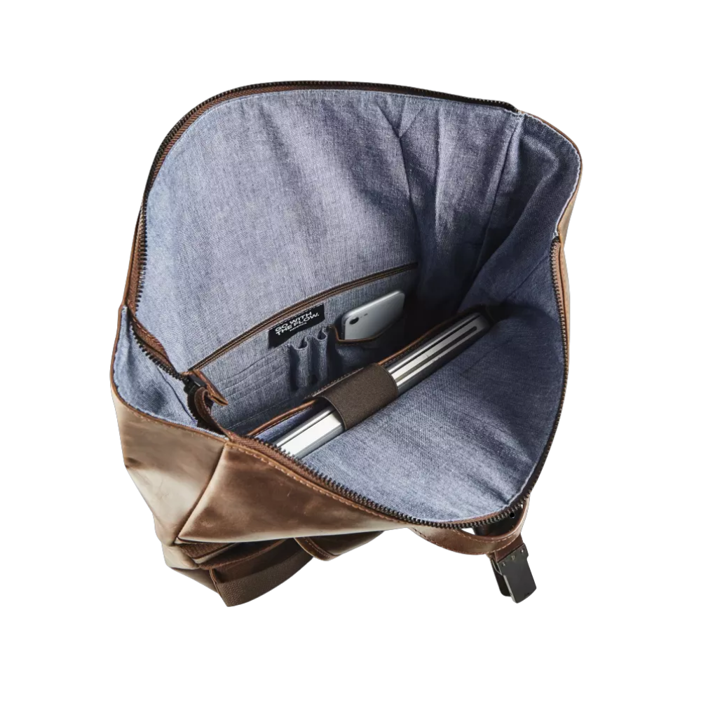 "Maverick Leder-Rucksack geöffnet, Innenansicht mit Fächern"