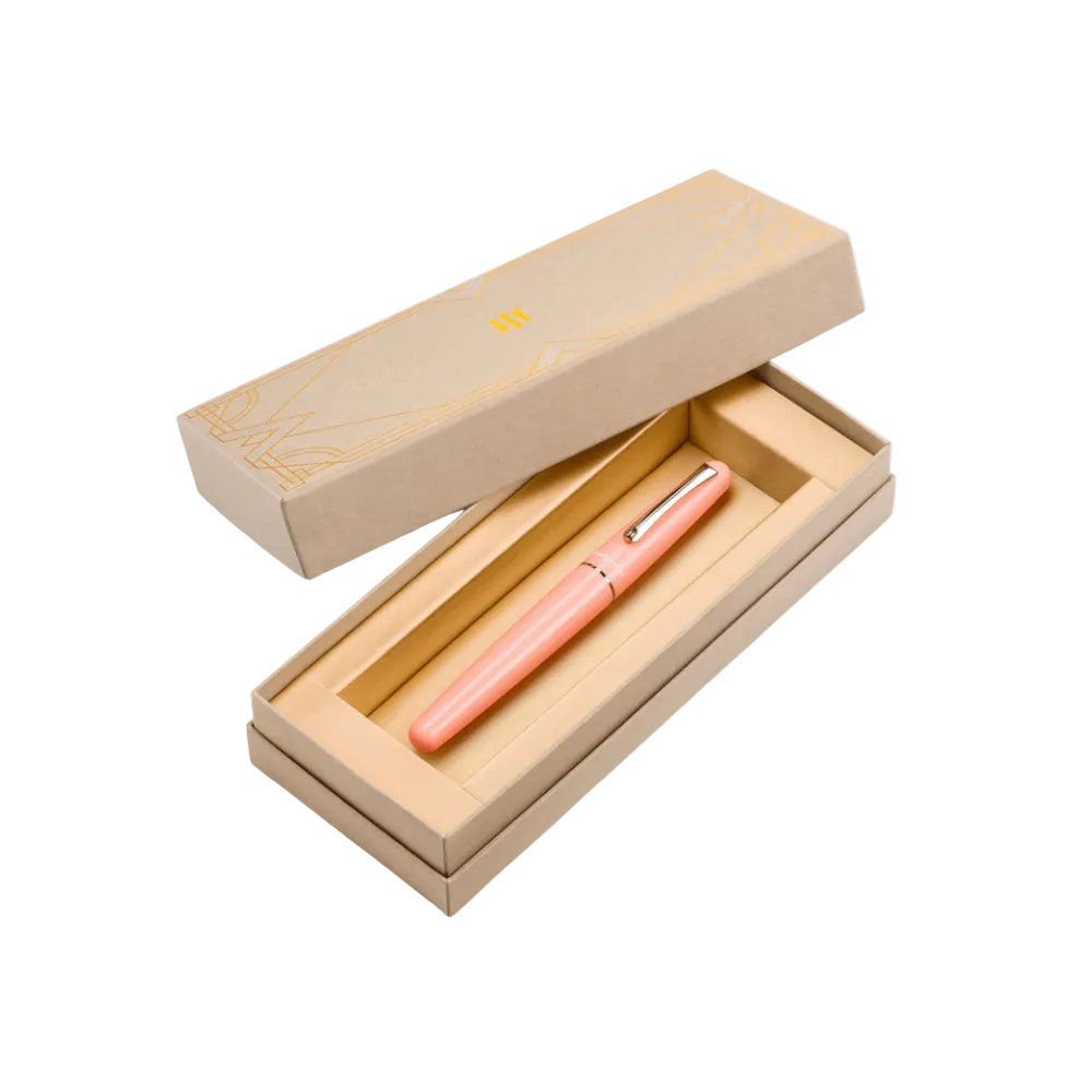 Fourth Image: Montegrappa Elmo 01 Peach Fuzz Füllfederhalter in its packaging box, presenting the full pen and its case.