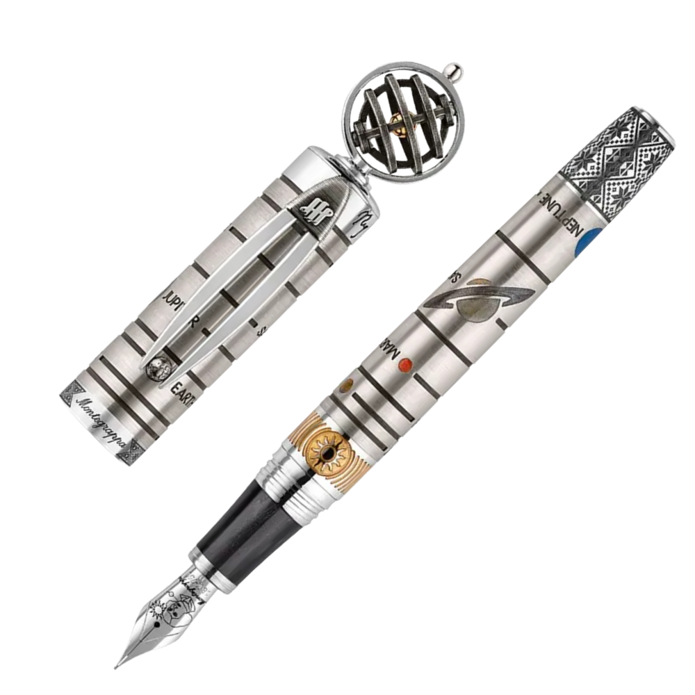 Montegrappa Nicolaus Copernicus Füllfederhalter with sterling silver body and an elegant gold ring, resting in its luxurious case.