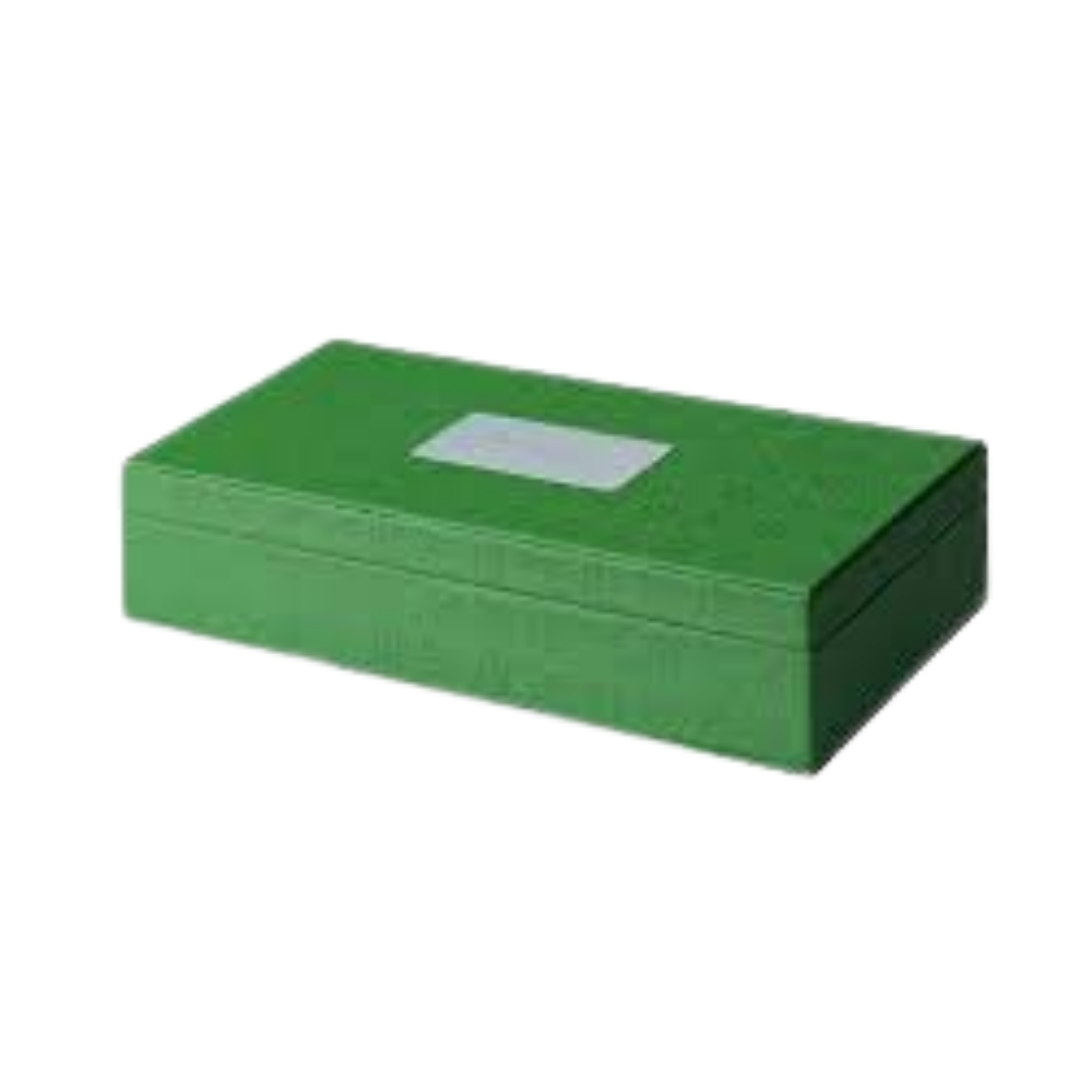 Eine grüne Geschenkbox mit einem kleinen weißen Etikett, ohne Inhalt.