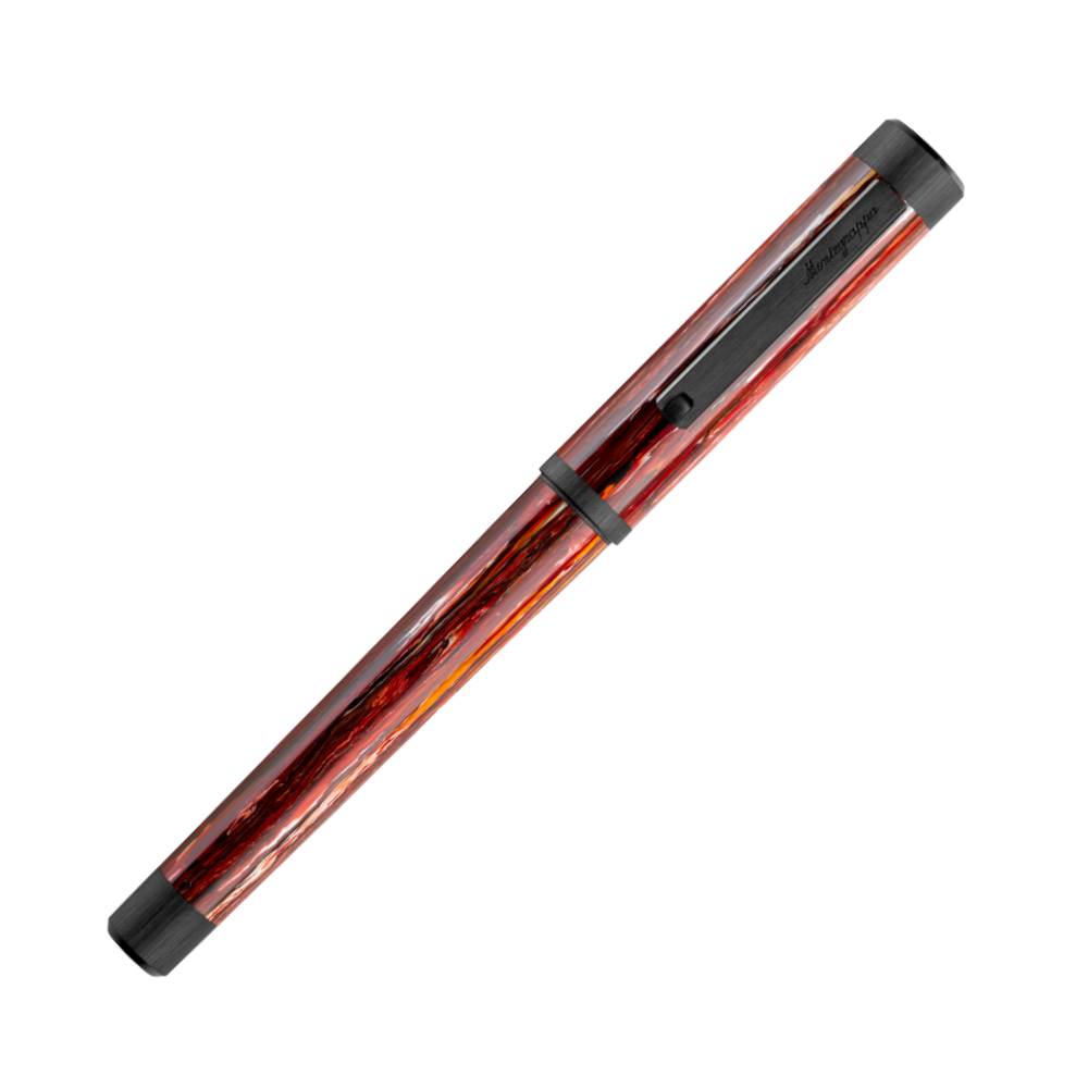 Der rote Rollerball-Stift in voller Ansicht, mit schwarzen Akzenten und Kappe.