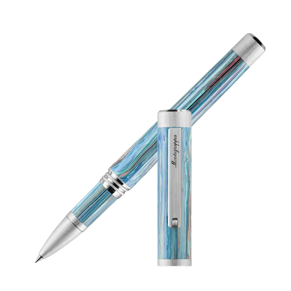 Ein blauer Rollerball-Stift mit silbernen Akzenten, schräg positioniert.